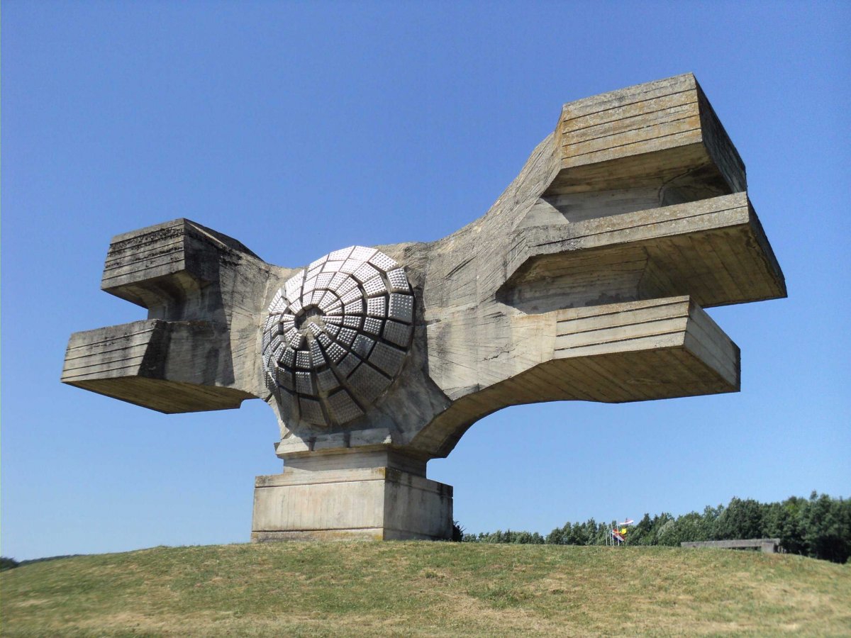 «Памятник революции» располагается в Хорватии и посвящён всем жертвам Второй мировой войны.